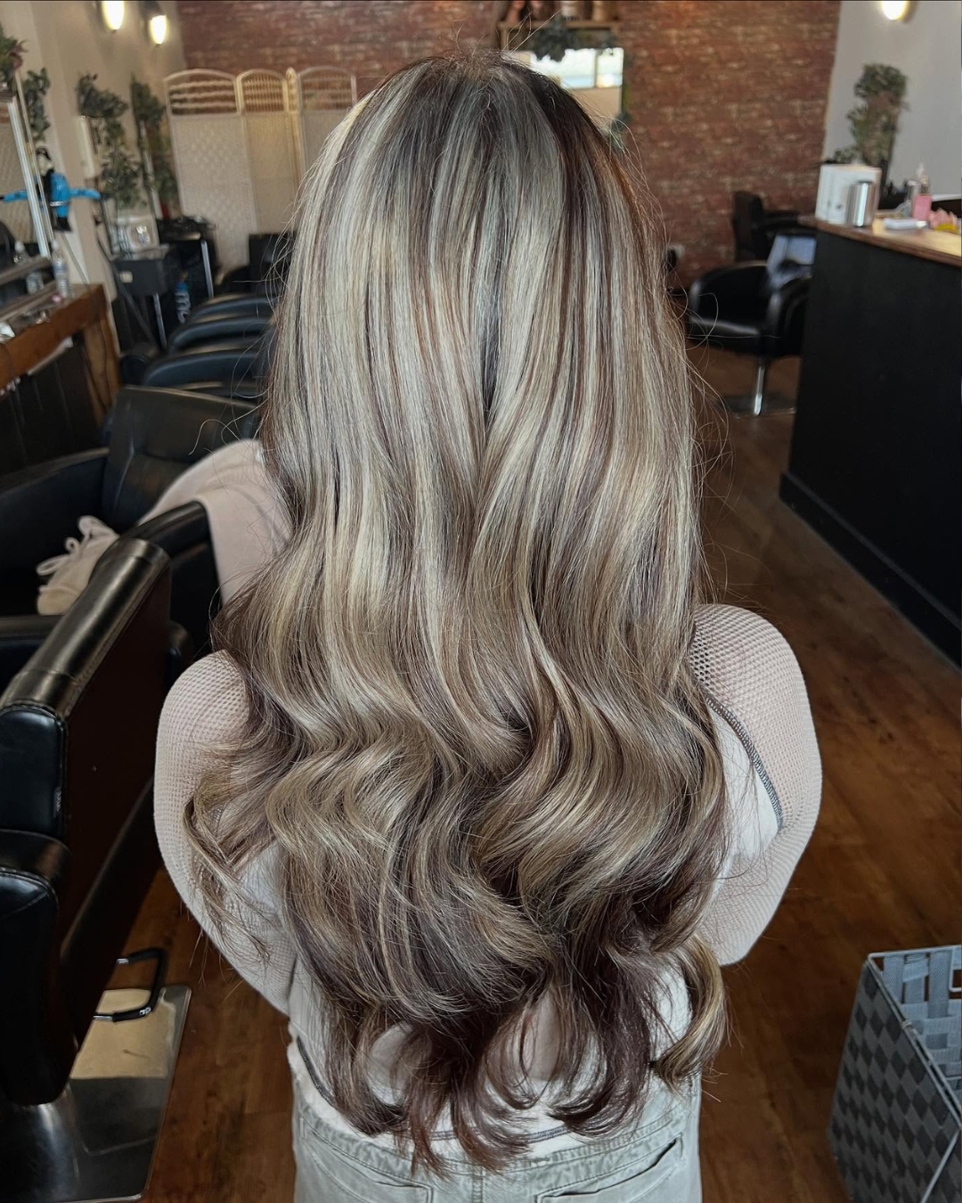 Chunky blonde with chocolate ribbons — modern early-2000s throwback colour